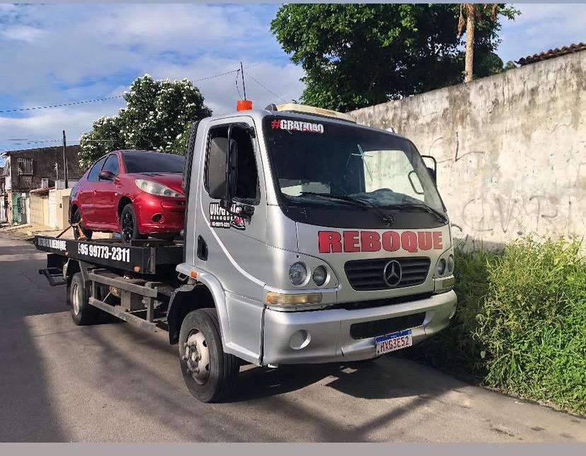 Guincho Ultrafilm transportando carro vermelho em Fortaleza