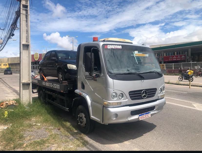 Reboque Ultrafilm com veículo carregado em avenida de Fortaleza