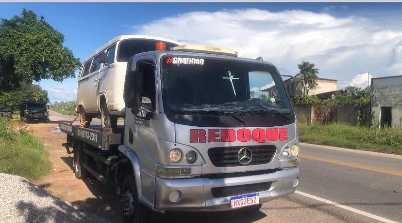 Ultrafilm Reboque transportando van Kombi em rodovia